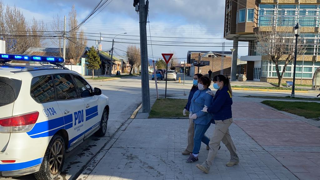 PDI Puerto Natales detiene a mujer por el delito de robo con intimidación de carácter flagrante.