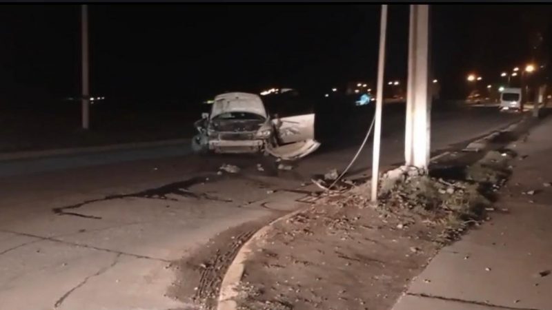 Anoche: Chofer estrelló su auto contra poste de alumbrado público en Avenida Costanera.