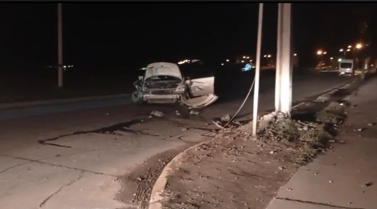 Anoche: Chofer estrelló su auto contra poste de alumbrado público en Avenida Costanera.