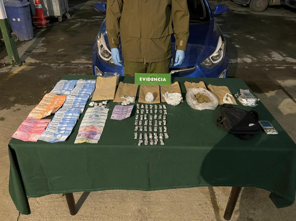 En Puerto Natales Carabineros detuvo a sujeto que comercializaba droga desde su vehículo.