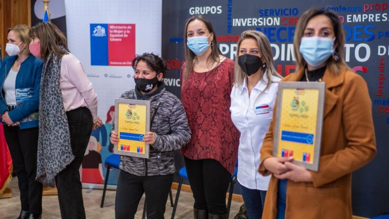 Autoridades entregaron certificados a las adjudicadas del programa capital abeja y capital adulto mejor abeja