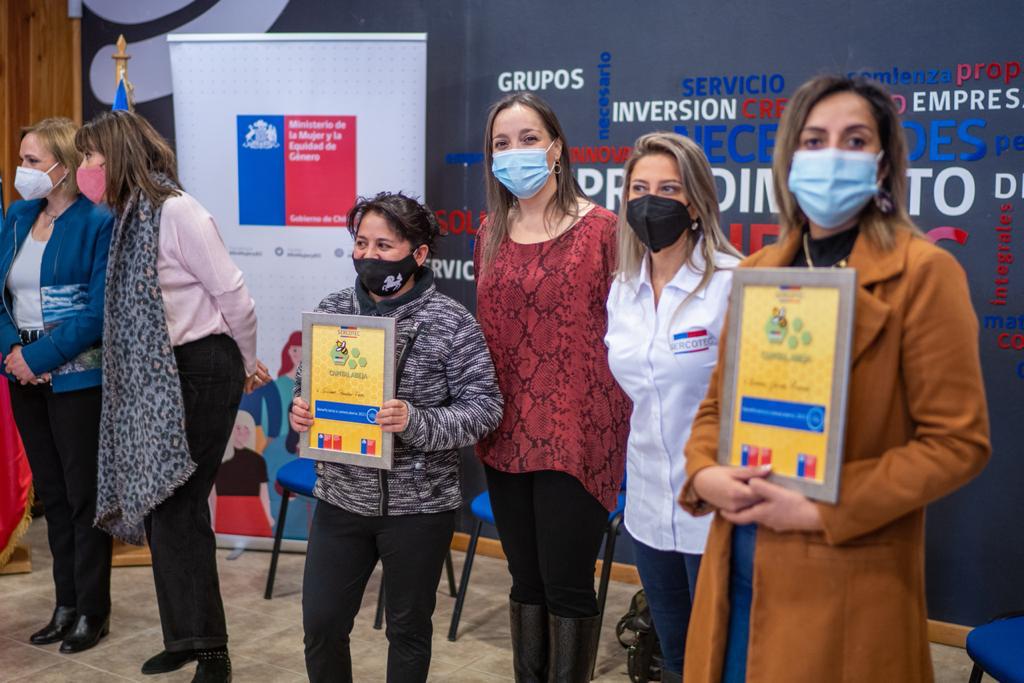 Autoridades entregaron certificados a las adjudicadas del programa capital abeja y capital adulto mejor abeja