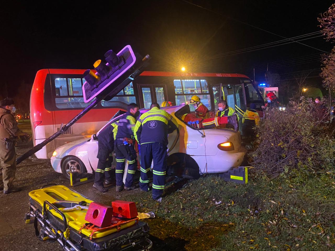 Colisión entre micro del transporte público y vehículo menor deja 7 lesionados en Punta Arenas.