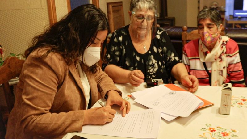 Delegada presidencial Ericka Farías firma convenio con UCAM para implementar en su sede un Centro Diurno para adultos mayores