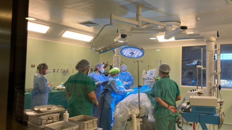 Hospital Clínico realiza inédita cirugía de codo en Magallanes y continúa avanzando en reactivación de cirugías electivas
