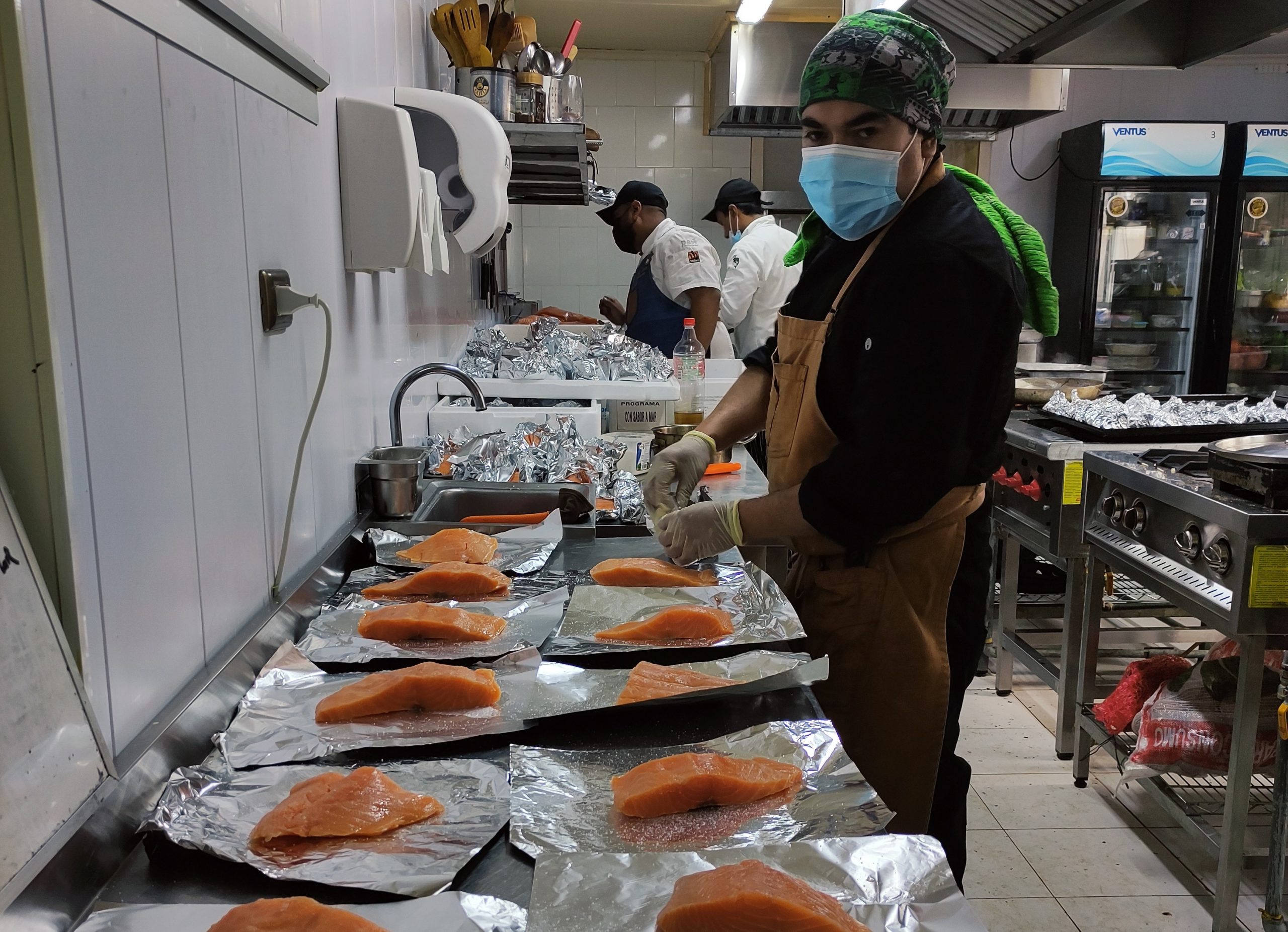 ProPescado y Cocineros por Chile entregaron más de 2.000 almuerzos solidarios en Punta Arenas y Puerto Natales