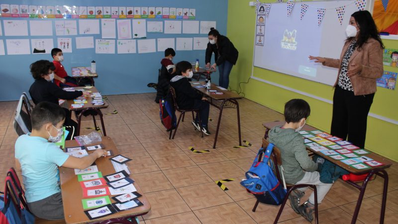 Delegada Presidencial Provincial Ericka Farias visitó colegios que retornaron a clases presenciales en Puerto Natales