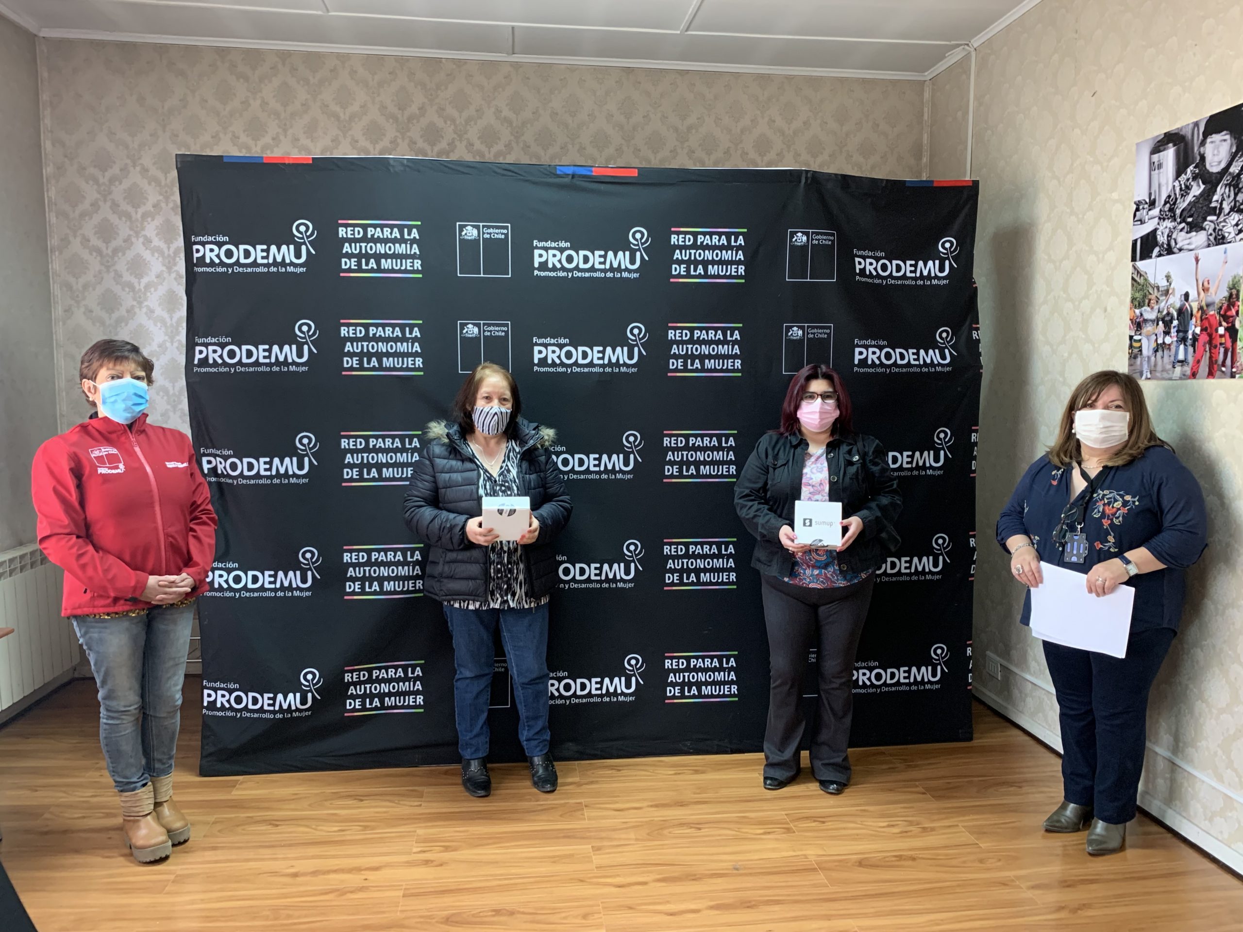 PRODEMU entregó equipos lectores para pago con tarjeta a mujeres feriantes de Punta Arenas