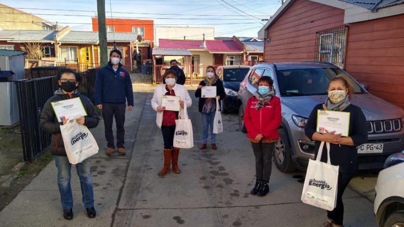 SEREMI de Energía y PRODEMU lideraron entrega de kits eficientes a vecinas de Seno Almirantazgo de Punta Arenas