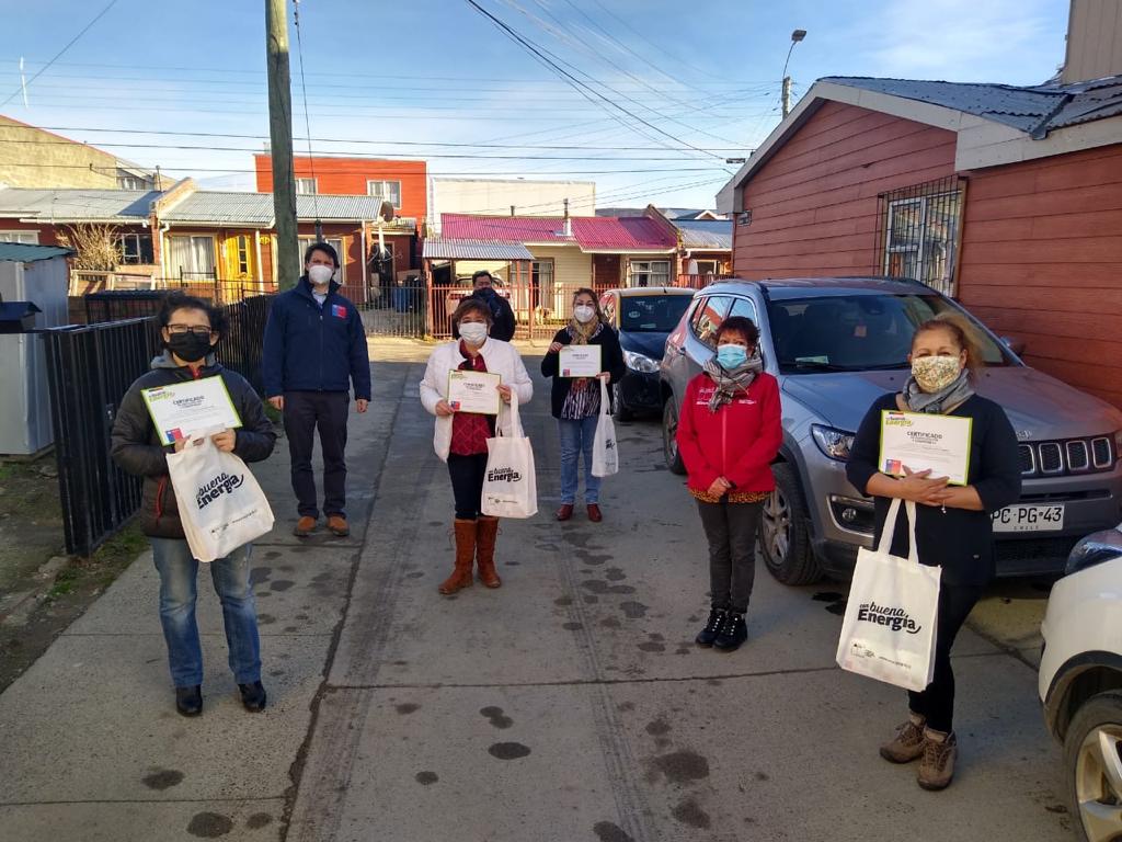 SEREMI de Energía y PRODEMU lideraron entrega de kits eficientes a vecinas de Seno Almirantazgo de Punta Arenas