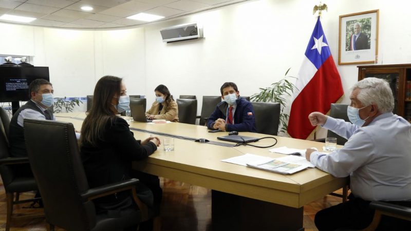 Delegada Presidencial Jennifer Rojas se reúne con Ministro de Salud en Santiago