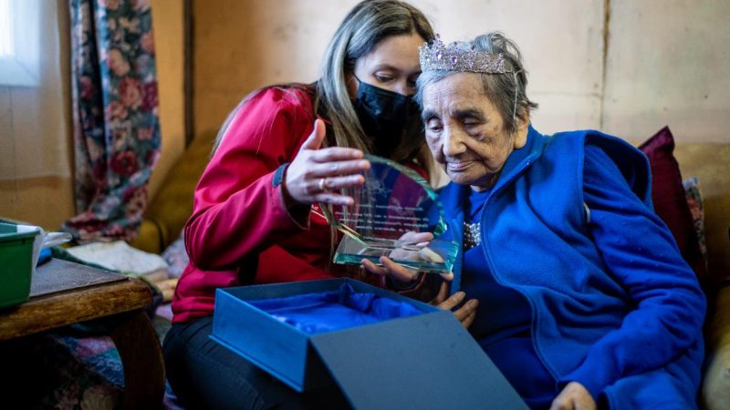 Delegada Presidencial (s) entregó reconocimiento a Rosario Álvarez que hoy cumplió 100 años de vida