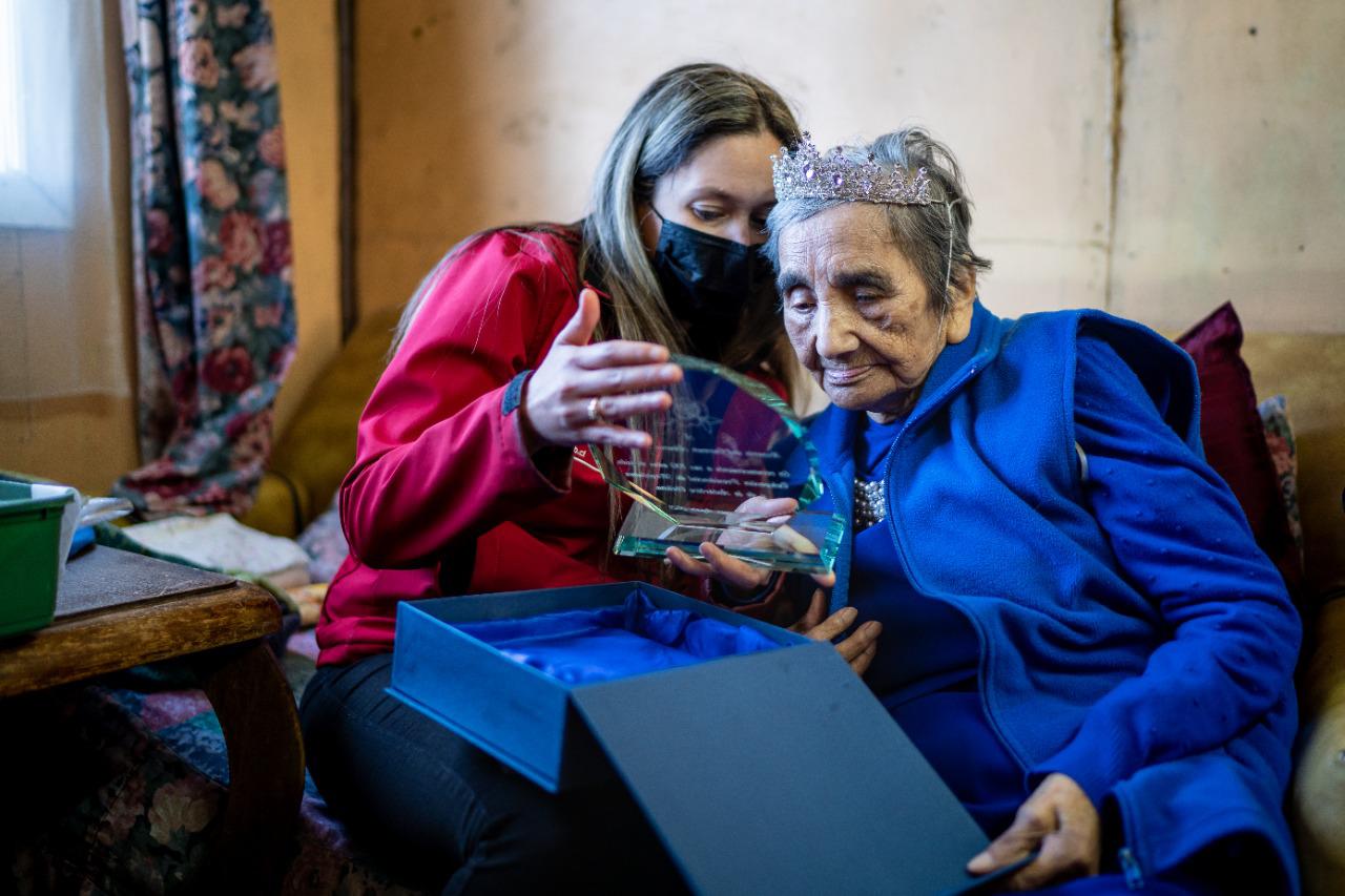Delegada Presidencial (s) entregó reconocimiento a Rosario Álvarez que hoy cumplió 100 años de vida