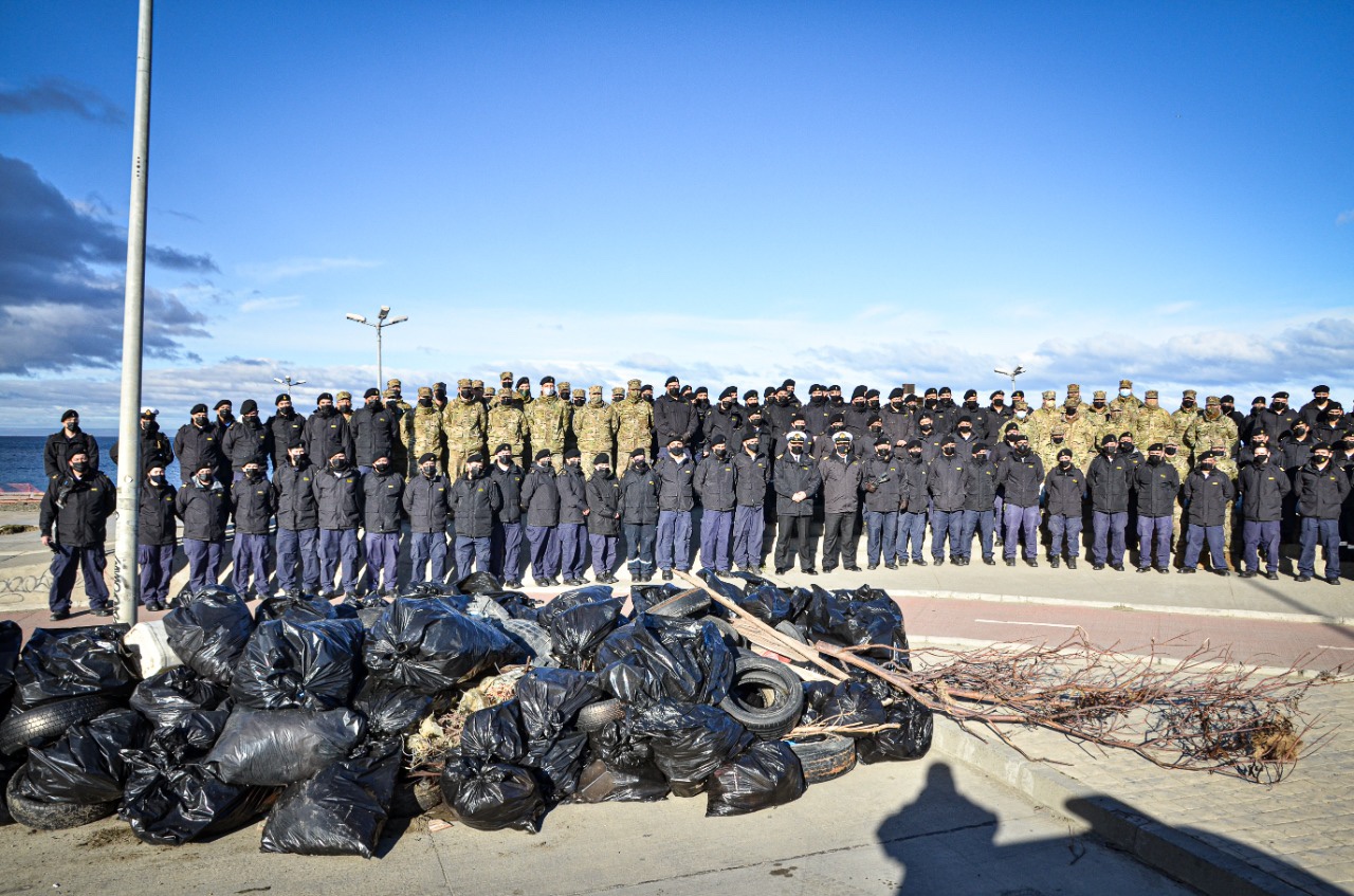 Armada de Chile realizó operativo de limpieza en costanera de Punta Arenas.