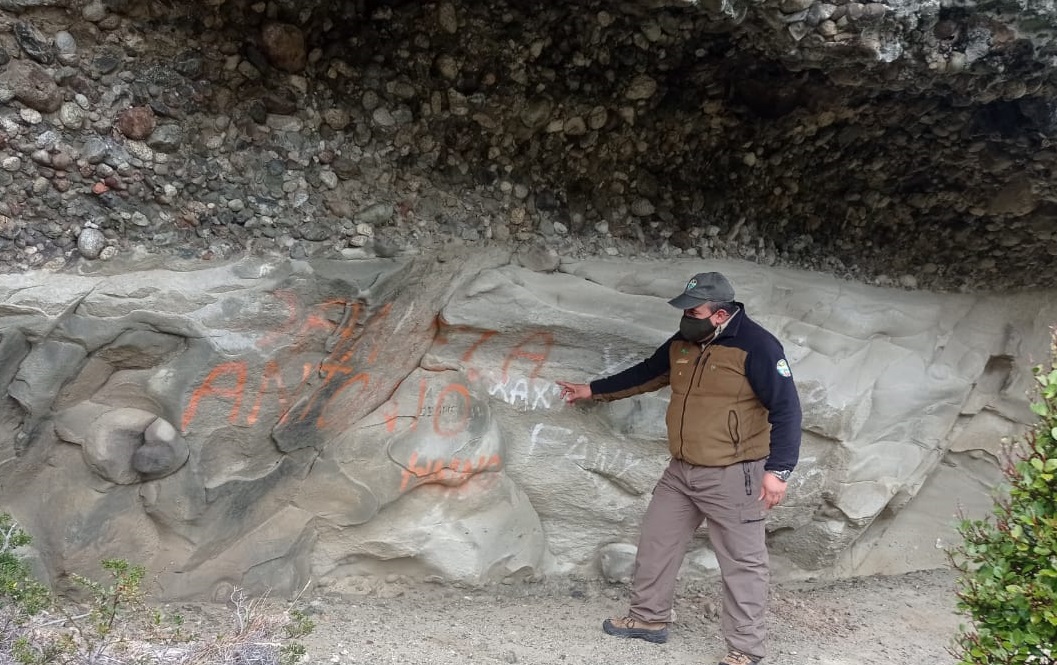 CONAF expresa rechazo y molestia por rayados en monumento histórico la Silla del Diablo