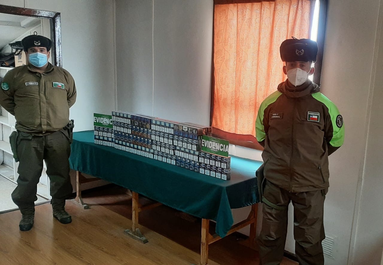 Carabineros detuvo a dos personas por el delito de contrabando de cigarros