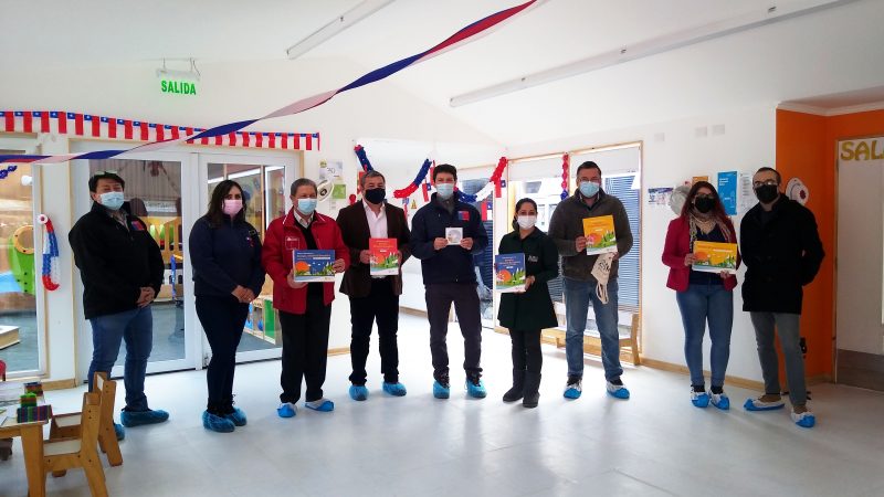 Jardín infantil Tanana de Puerto Williams recibió material pedagógico sobre sostenibilidad y eficiencia energética