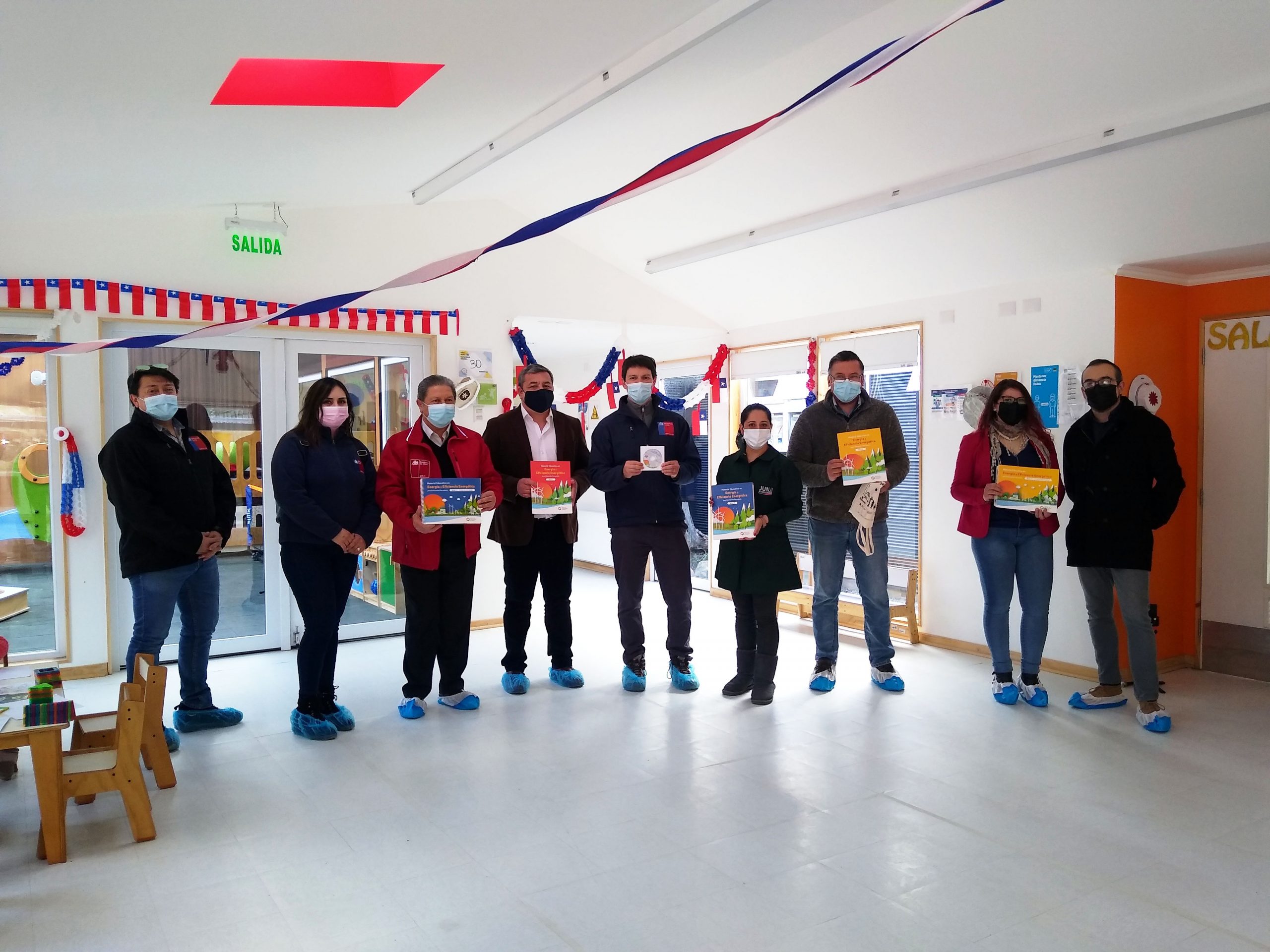 Jardín infantil Tanana de Puerto Williams recibió material pedagógico sobre sostenibilidad y eficiencia energética
