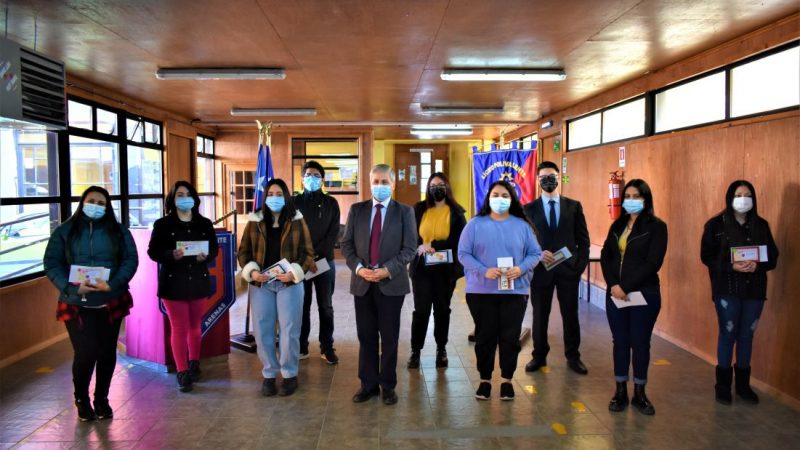 Entrega de estímulo académico de la Fundación Sara Braun en el Liceo Polivalente Sara Braun de Punta Arenas