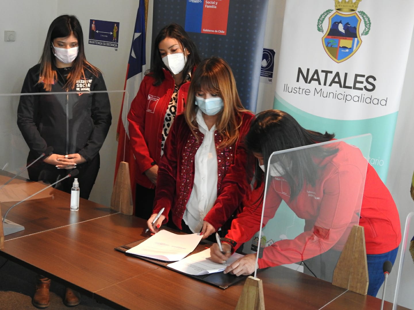 Subsecretaria de Servicios Sociales suscribe en Natales convenio de gestión ante desastres y catástrofes