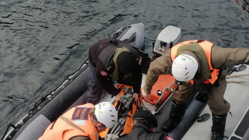 Personal del GOPE y de la Armada lograron extraer cuerpo de excursionista fallecido en Cruz de Froward