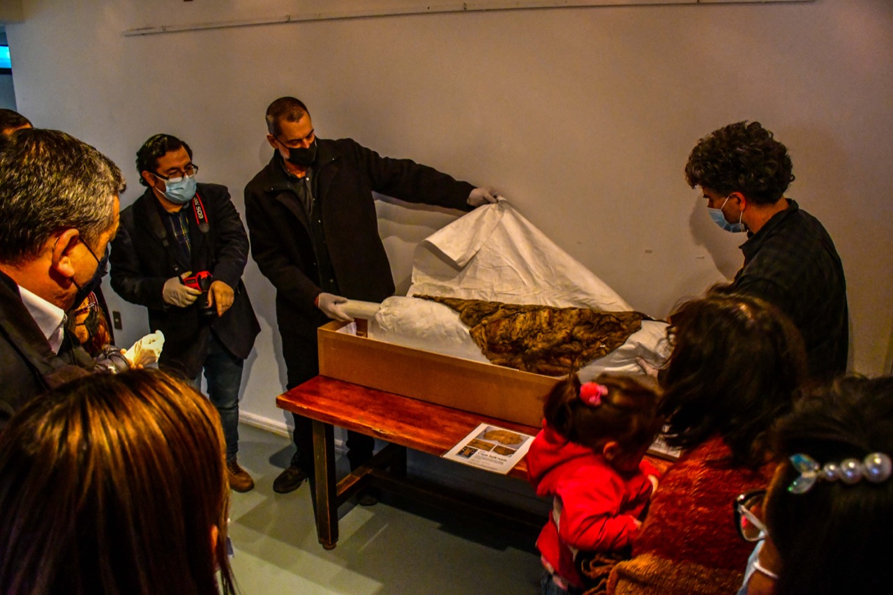 Comunidad de Puerto Williams recibió con emoción objetos de la Tercera Restitución de Bienes Patrimoniales de la Colección Gusinde