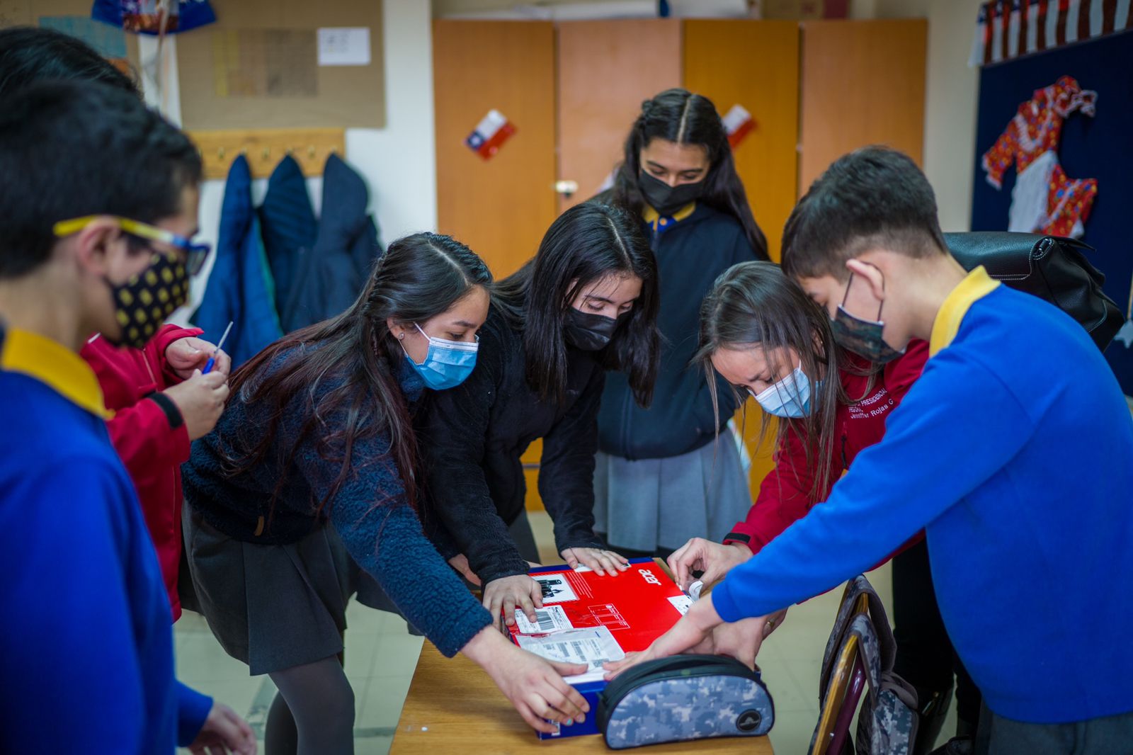 Estudiantes de 7mo. básico de Puerto Harris recibieron notebook entregados por JUANEB