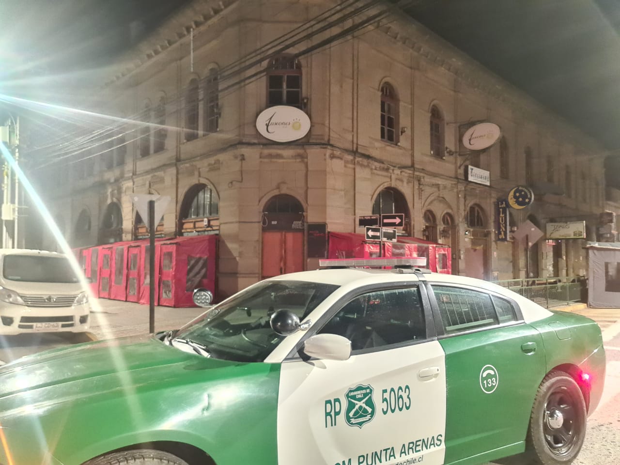 Sorprenden garzón robando en el mismo restorán donde trabajaba.