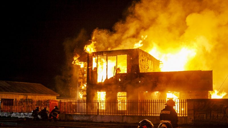 Investigan posible intencionalidad en incendio que destruyó «casa ocupa» en el ex hospital regional de Punta Arenas