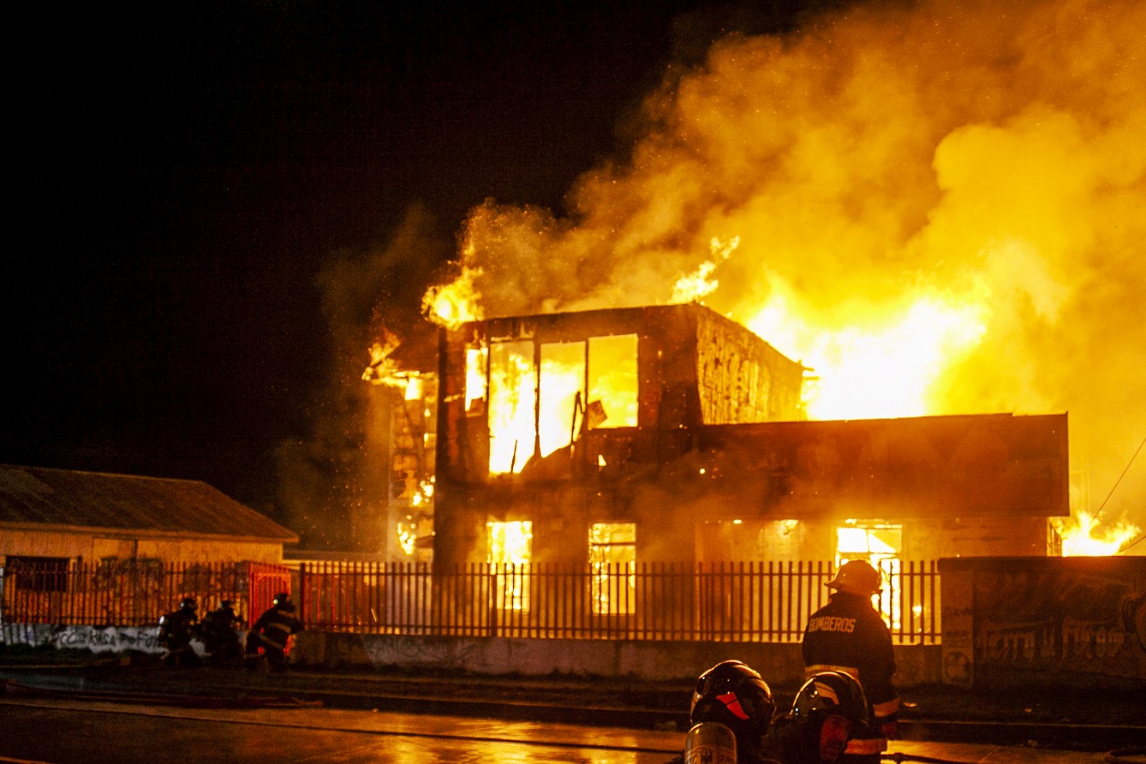 Investigan posible intencionalidad en incendio que destruyó «casa ocupa» en el ex hospital regional de Punta Arenas