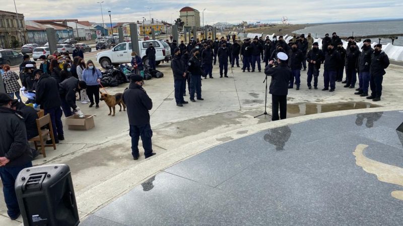 Personal de la Capitanía de Puerto de Punta Arenas realiza operativo de limpieza de playas en el estrecho de Magallanes