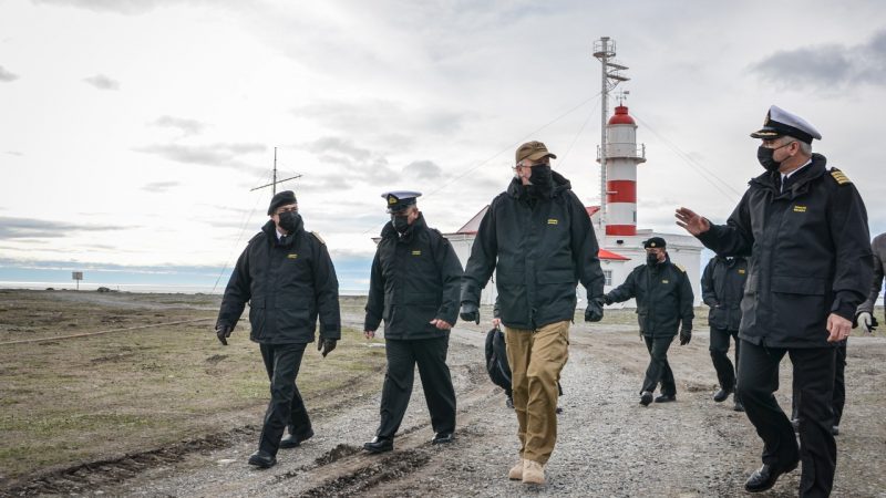 Ministro de Defensa visita Capitanía de Puerto de Punta Delgada en la boca oriental del Estrecho de Magallanes