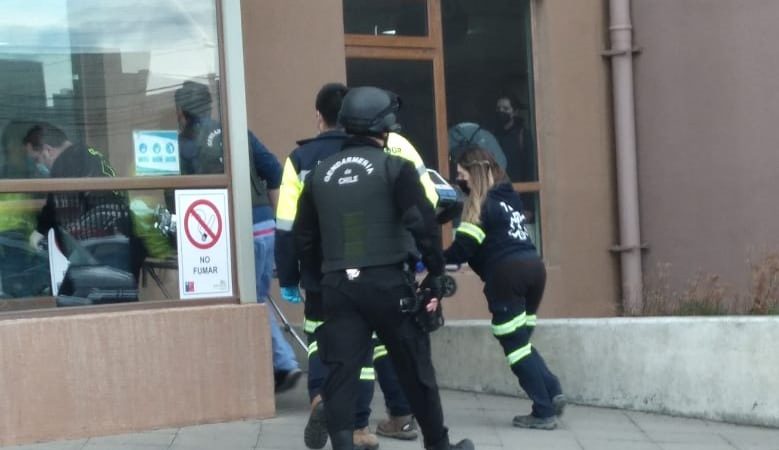 En estado grave trasladan a gemelo de Peñalolén al Hospital Clínico tras ser apuñalado al interior de la Cárcel de Punta Arenas