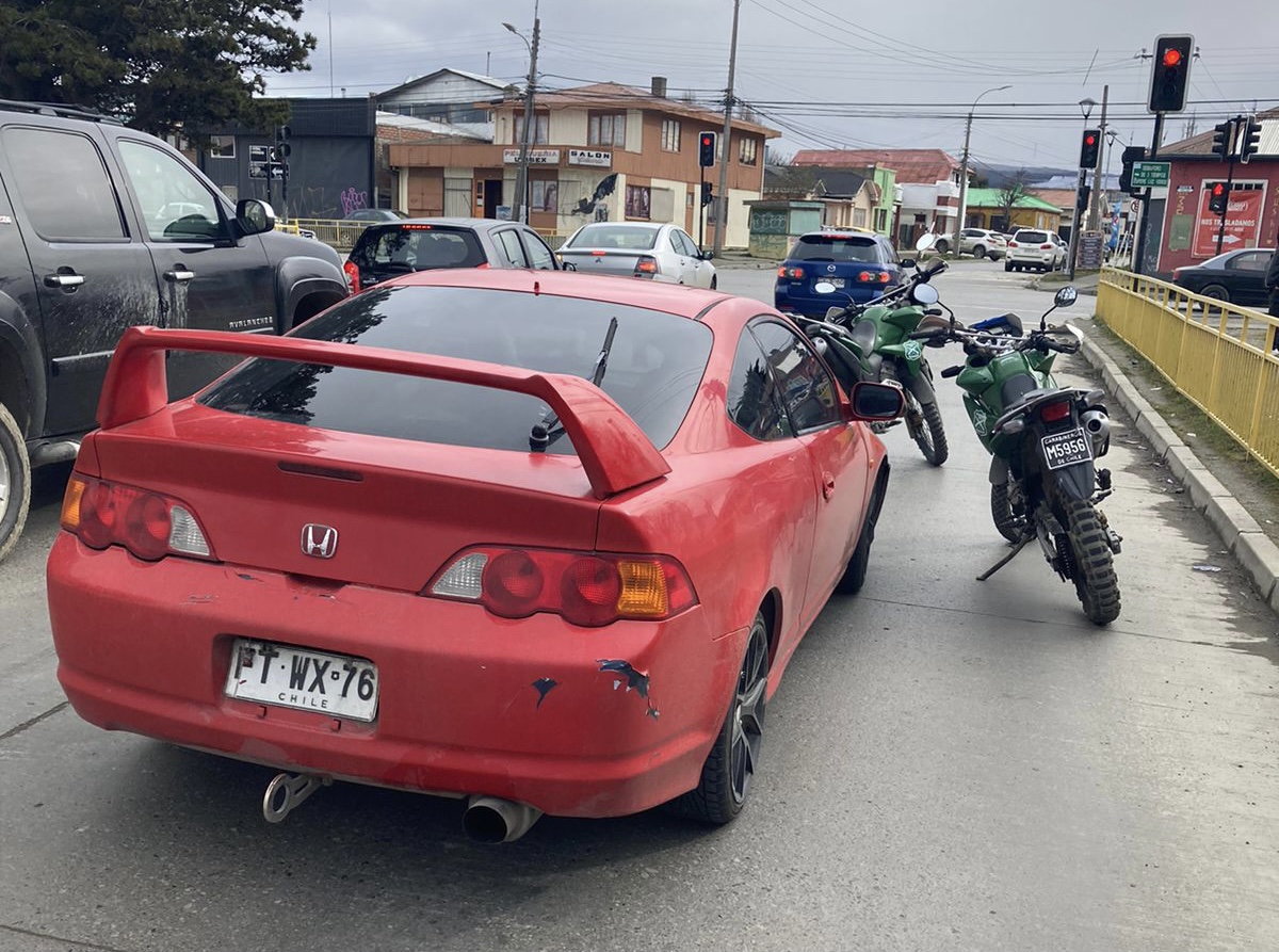 Persecución policial terminó con un sujeto detenido por porte de arma blanca e infracción a la ley de drogas.
