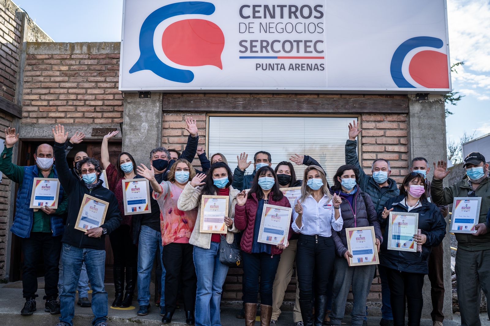 En el Centro de Negocios Sercotec de Punta Arenas, autoridades se reúnen con beneficiarios del Programa Reactívate Multisectorial.