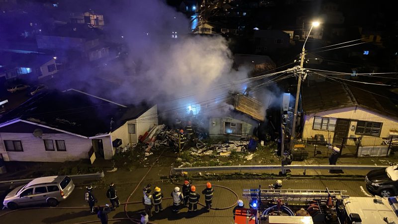 Incendio destruyó casa en sector Río de la Mano.