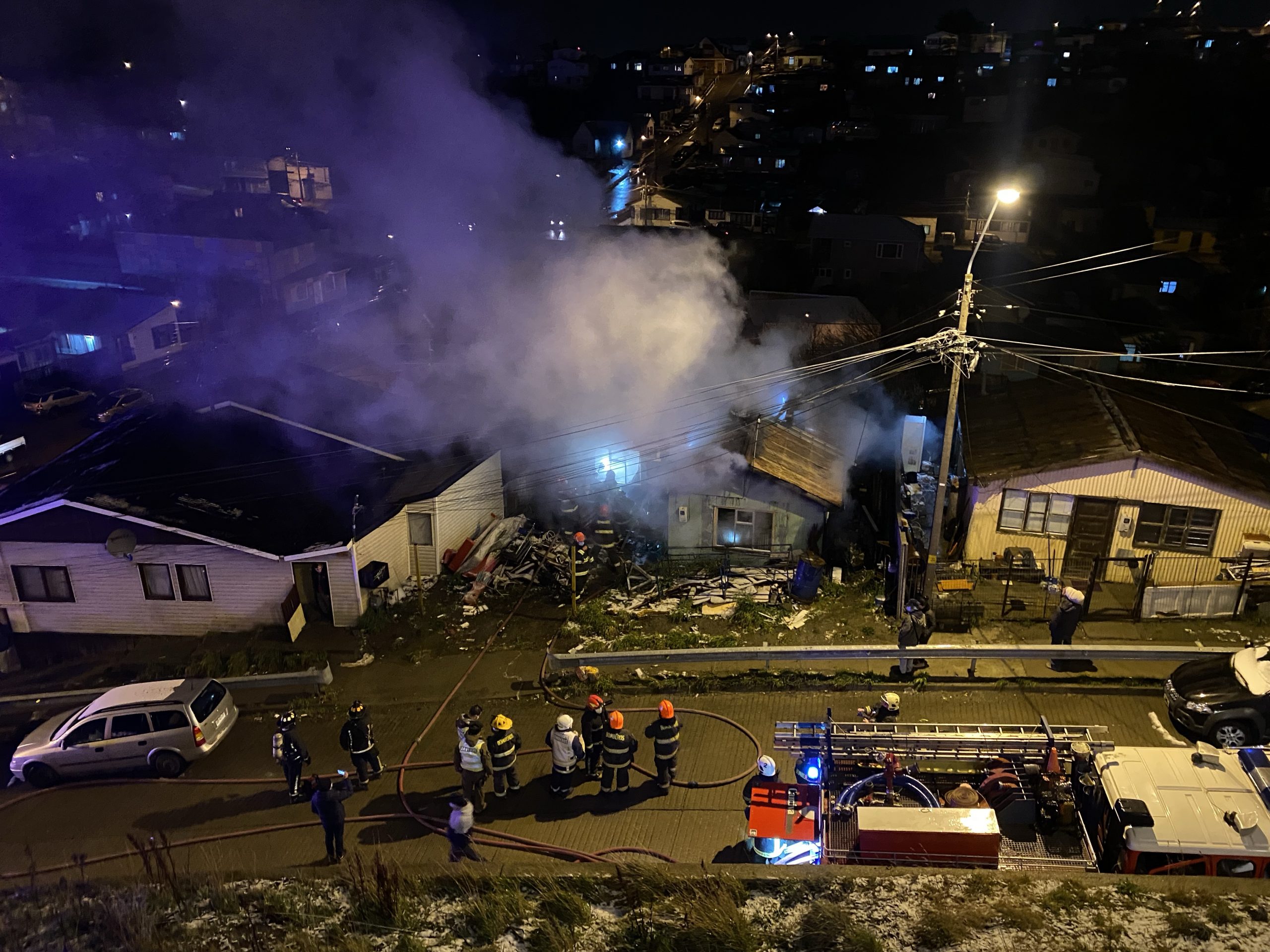 Incendio destruyó casa en sector Río de la Mano.