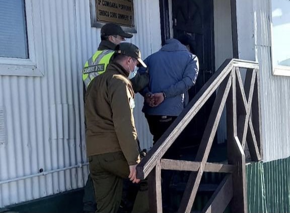 Carabineros detuvo a persona por orden vigente y ley 20.000 en Porvenir