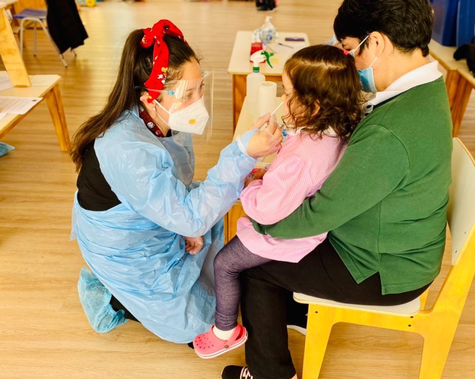 SEREMI de Salud continúa la búsqueda activa de casos con test de antígeno en puntos fijos, establecimientos educativos y empresas