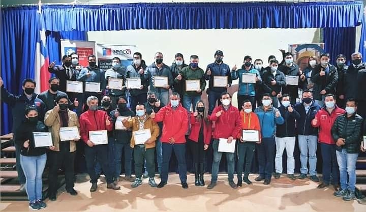 Certifican a más de 50 ex trabajadores de Mina Invierno en emotiva ceremonia