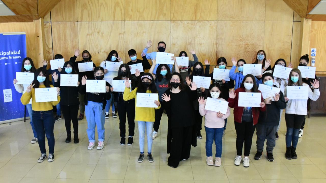 Niños y jóvenes dieron fin a segundo curso de lengua de señas del Municipio de Punta Arenas