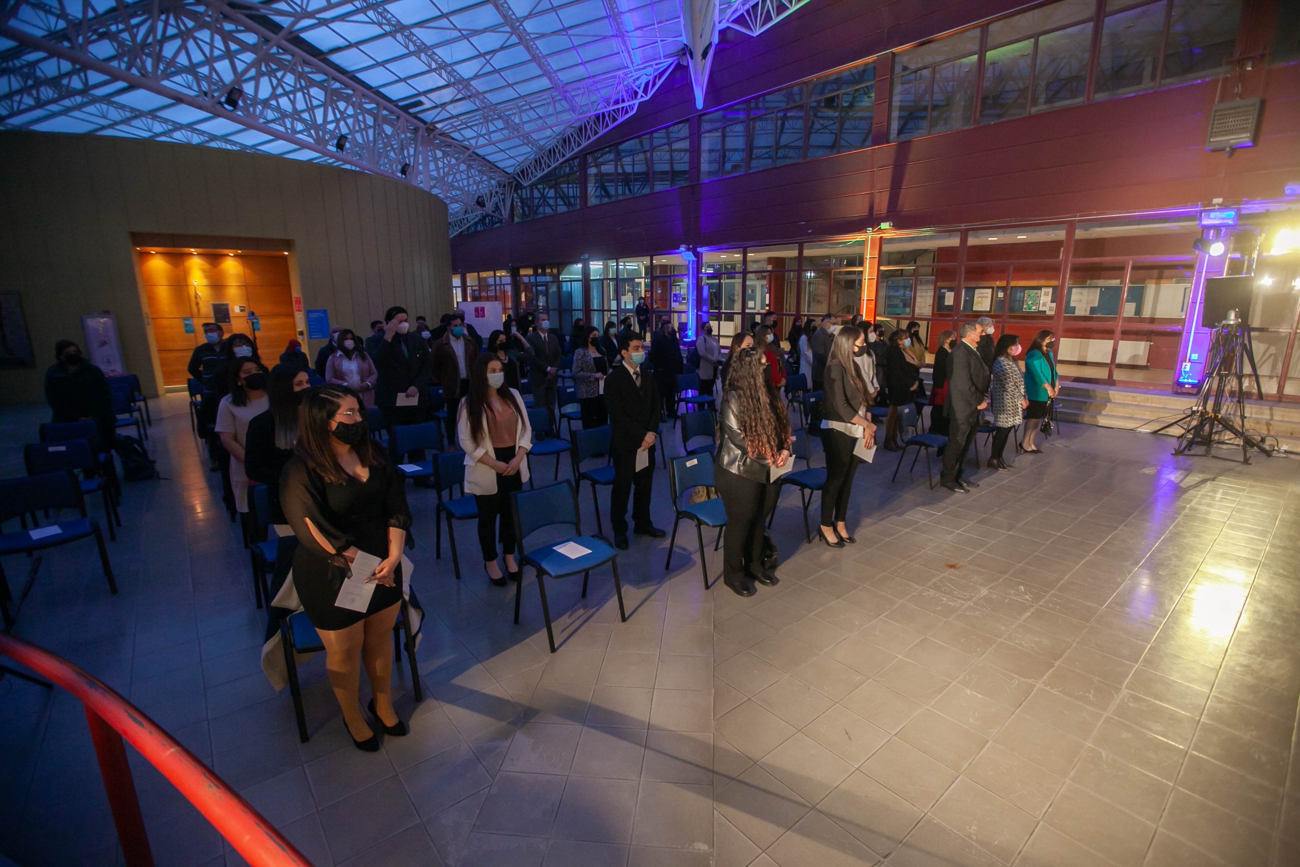 A nuevos psicólogos, trabajadores sociales y profesores graduó la UMAG en emotiva ceremonia desde el campus central
