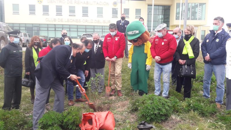 Firma de convenio entre CONAF y Club de Leones: Centro de Rehabilitación contará con entorno arborizado
