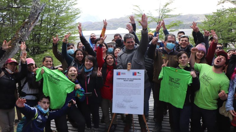 INJUV y CONAF reinician programa “Vive Tus Parques” en Torres del Paine