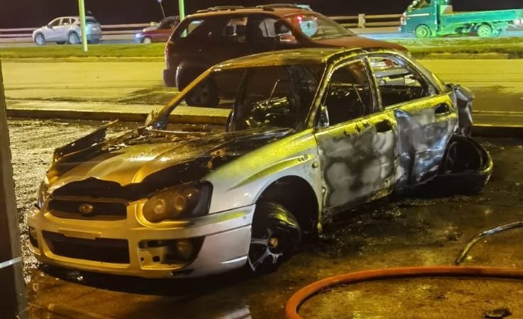 Vecinos de Villa el Golf indignados por constantes carreras de vehículos en Costanera. Anoche un vehículo provocó colisión y terminó incendiado.