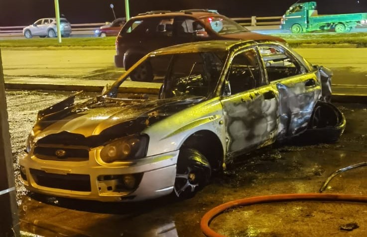 Vecinos de Villa el Golf indignados por constantes carreras de vehículos en Costanera. Anoche un vehículo provocó colisión y terminó incendiado.