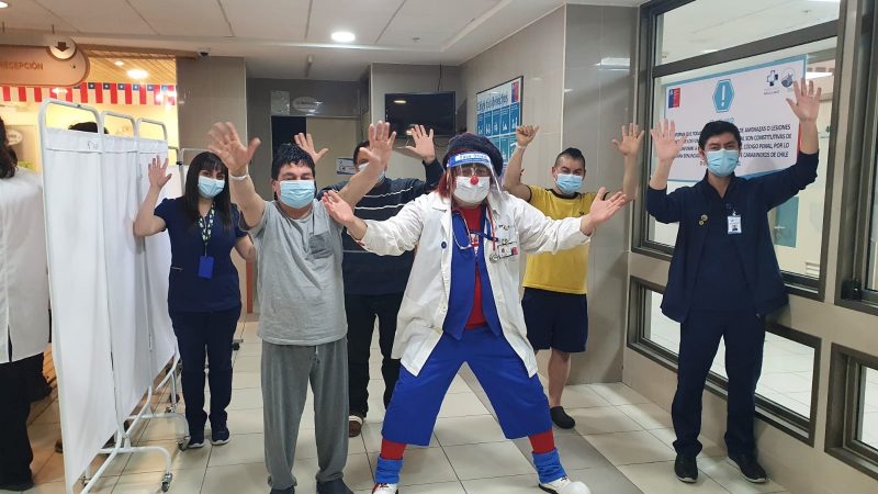 Dr. Clown regaló sonrisas a usuarios del Hospital Clínico en su visita a Magallanes