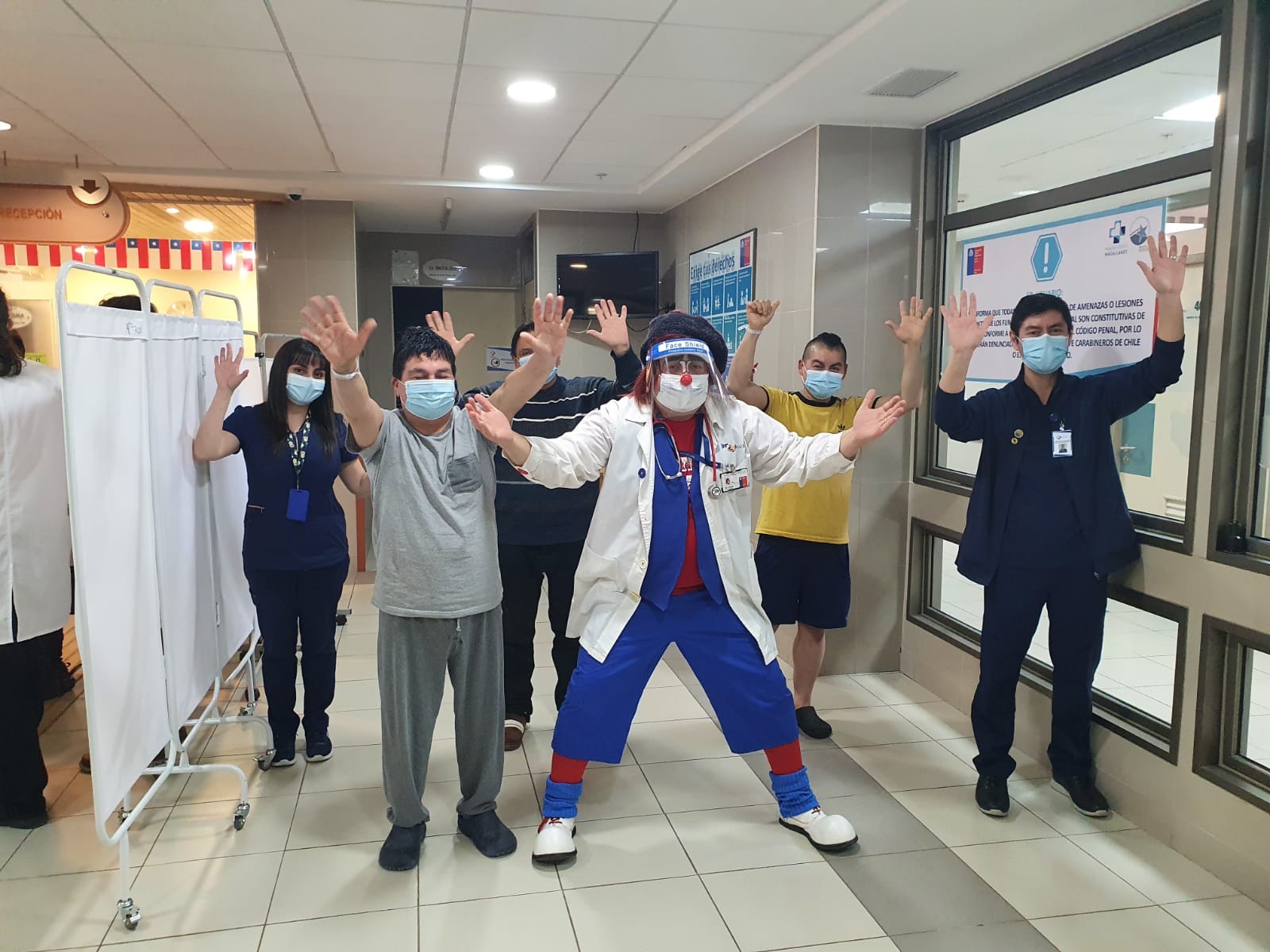 Dr. Clown regaló sonrisas a usuarios del Hospital Clínico en su visita a Magallanes