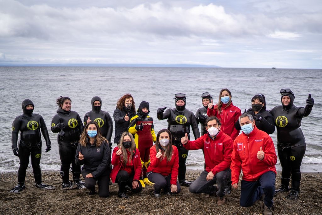 Mujeres se certifican en curso de buceo impulsado por ENAP