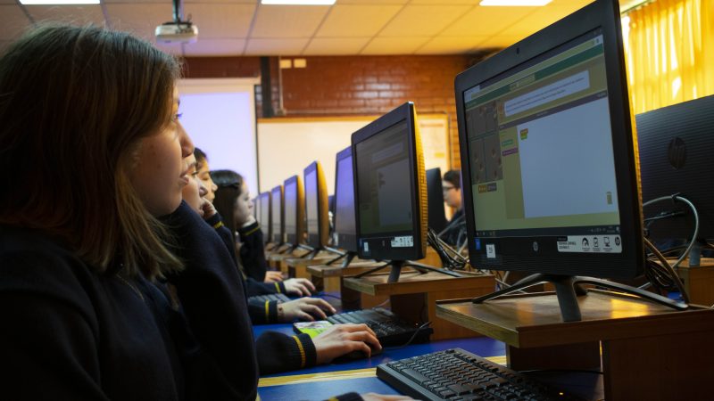Estudiantes se educarán sobre ciudadanía digital mientras aprenden a programar